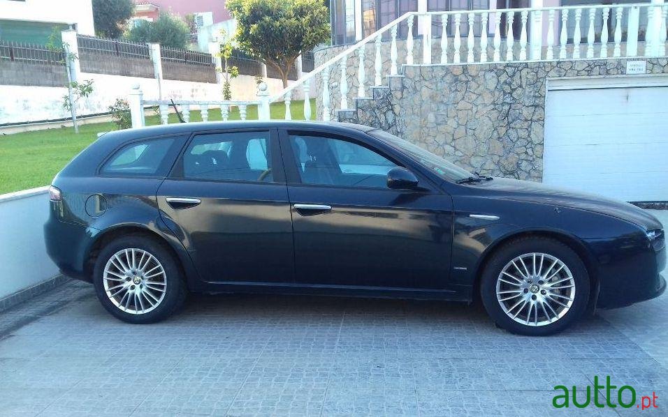 2010' Alfa Romeo 159 Sportwagon photo #2
