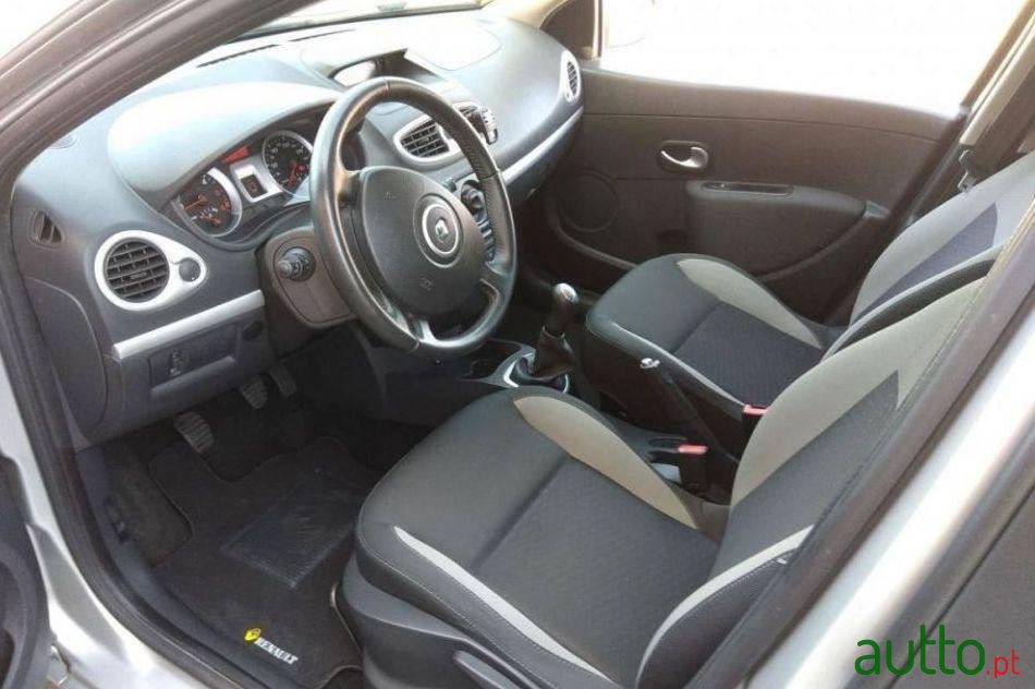 2011' Renault Clio Break photo #3