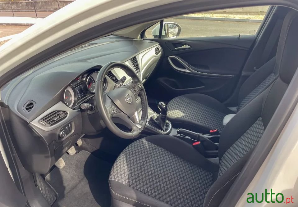 2017' Opel Astra photo #4