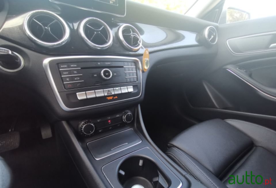 2016' Mercedes-Benz Cla-200 photo #6