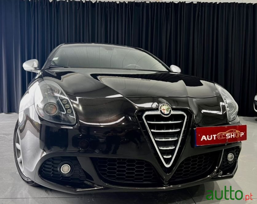 2011' Alfa Romeo Giulietta photo #1