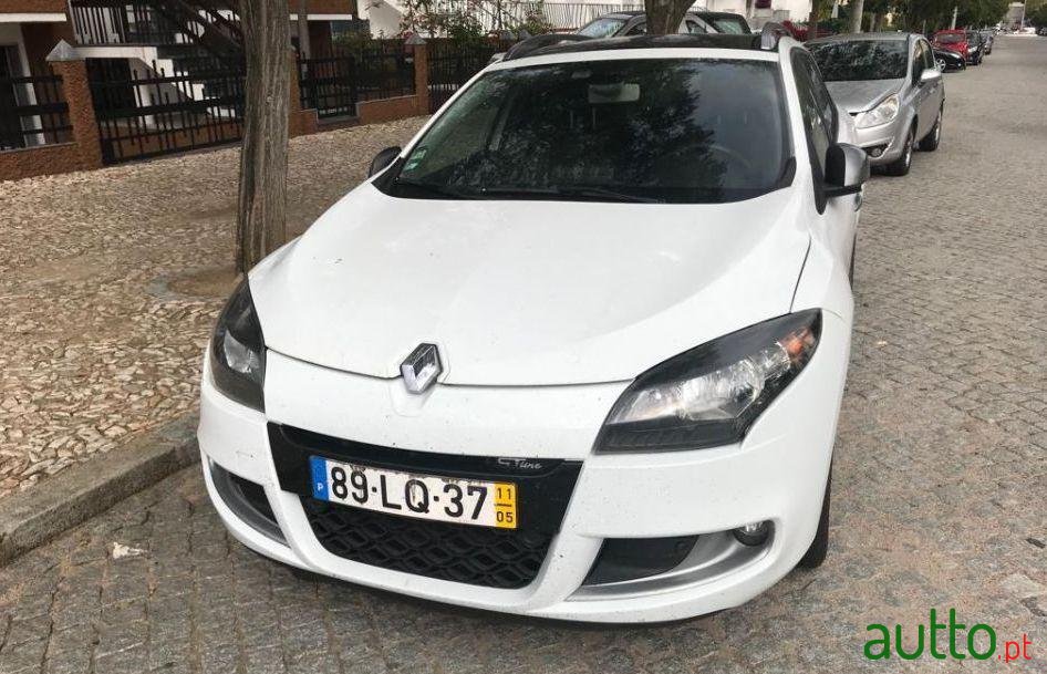 2011' Renault Megane Sport Tourer photo #2