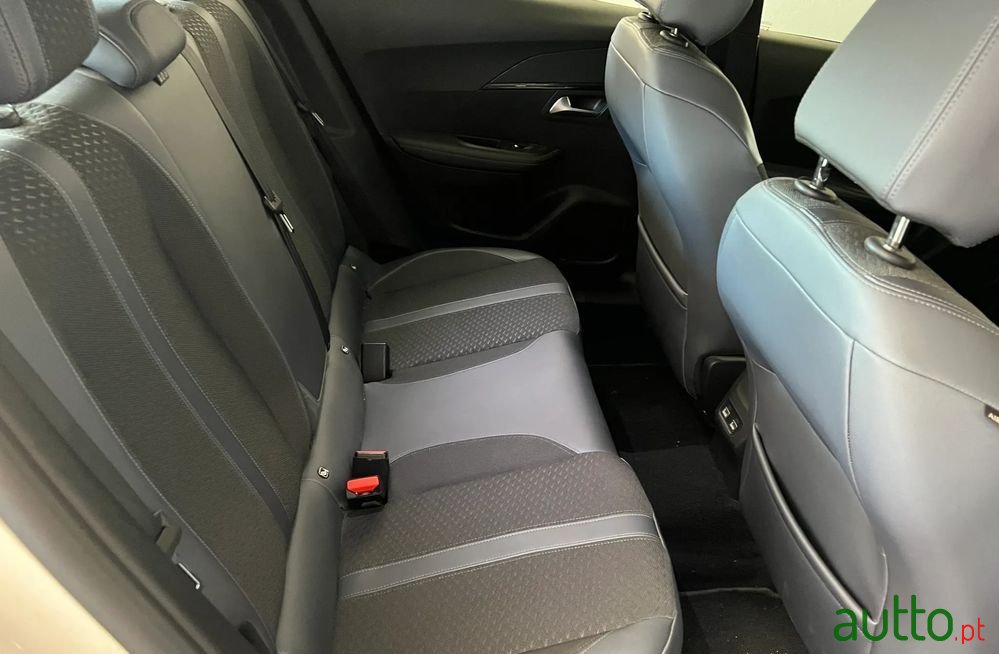 2020' Peugeot 2008 photo #4