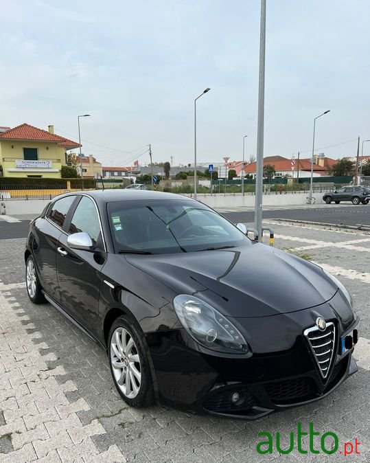 2011' Alfa Romeo Giulietta photo #3