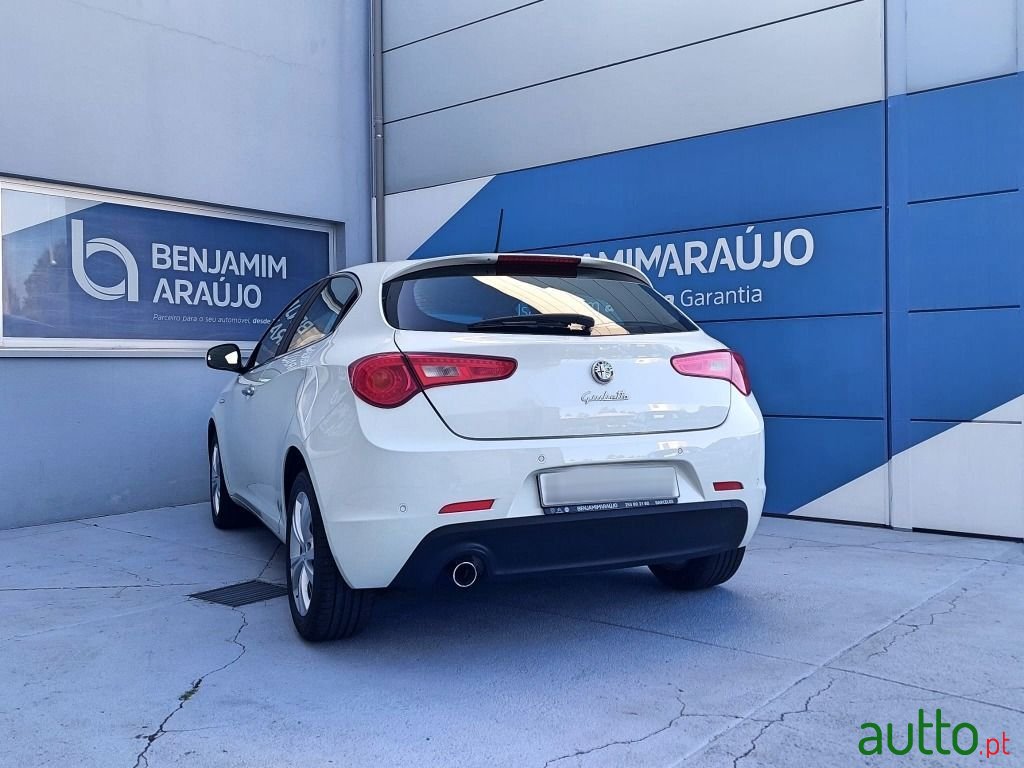 2013' Alfa Romeo Giulietta photo #6