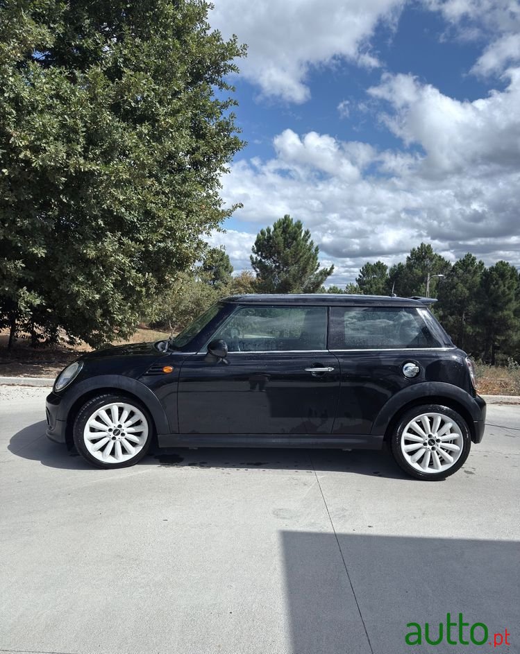 2010' MINI Cooper 3 Portas photo #2