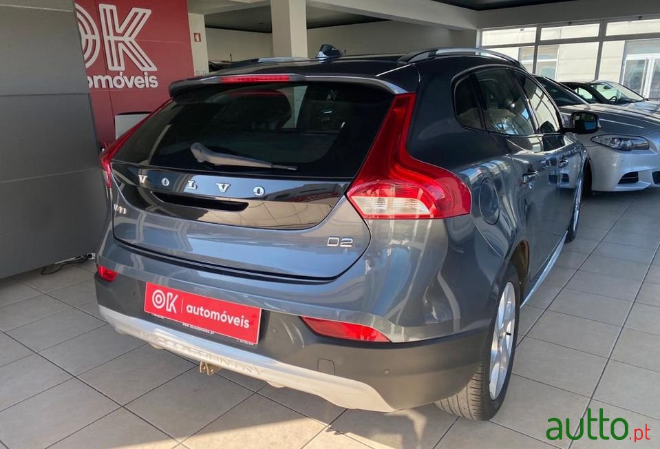 2014' Volvo V40 Cross Country photo #6