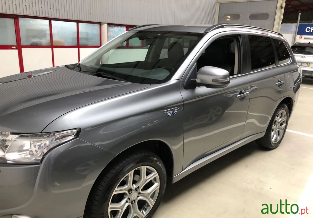 2015' Mitsubishi Outlander photo #3