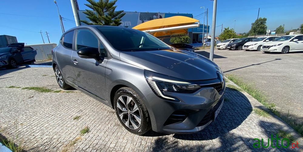 2023' Renault Clio photo #2