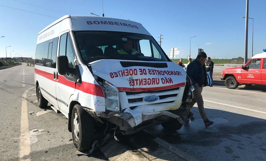 Colisão entre ambulância e veículo ligeiro faz um morto em Évora