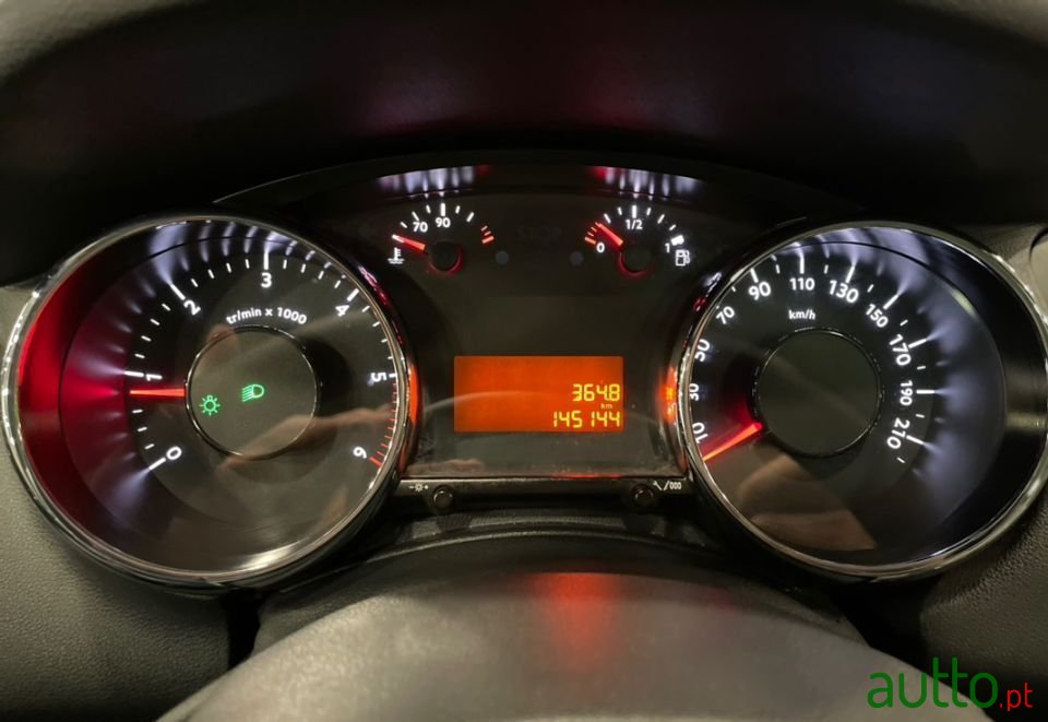 2011' Peugeot 5008 photo #3