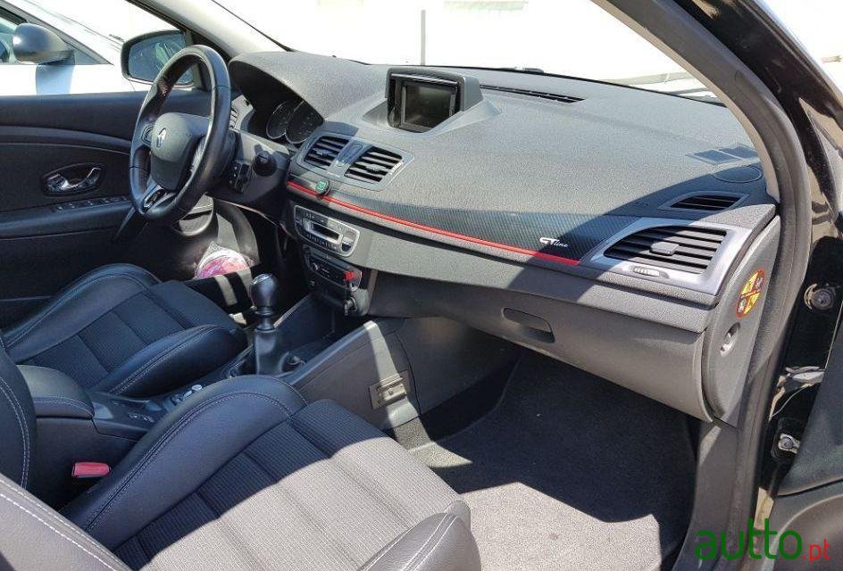 2012' Renault Megane Sport Tourer photo #3