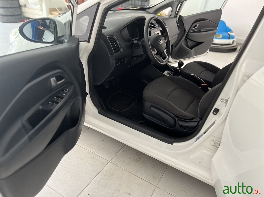 2015' Kia Rio photo #5
