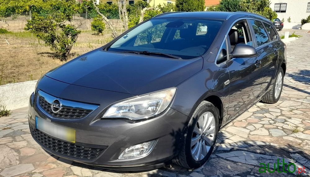 2011' Opel Astra Caravan photo #2