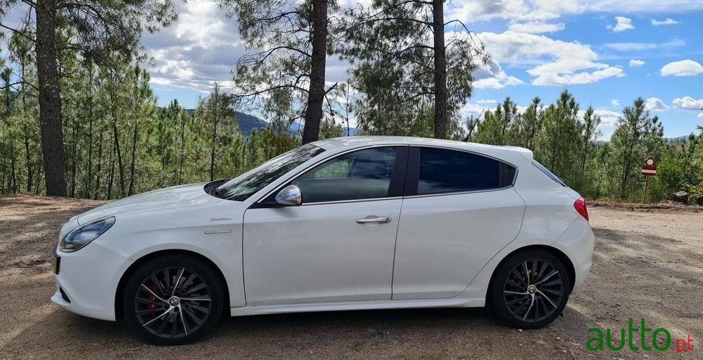 2013' Alfa Romeo Giulietta photo #2