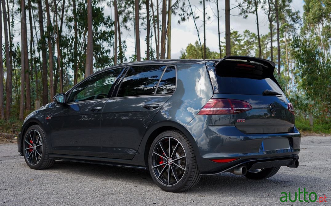 2017' Volkswagen Golf photo #2