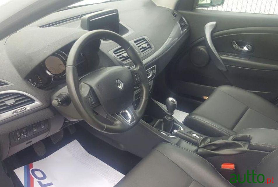 2015' Renault Megane Sport Tourer photo #1