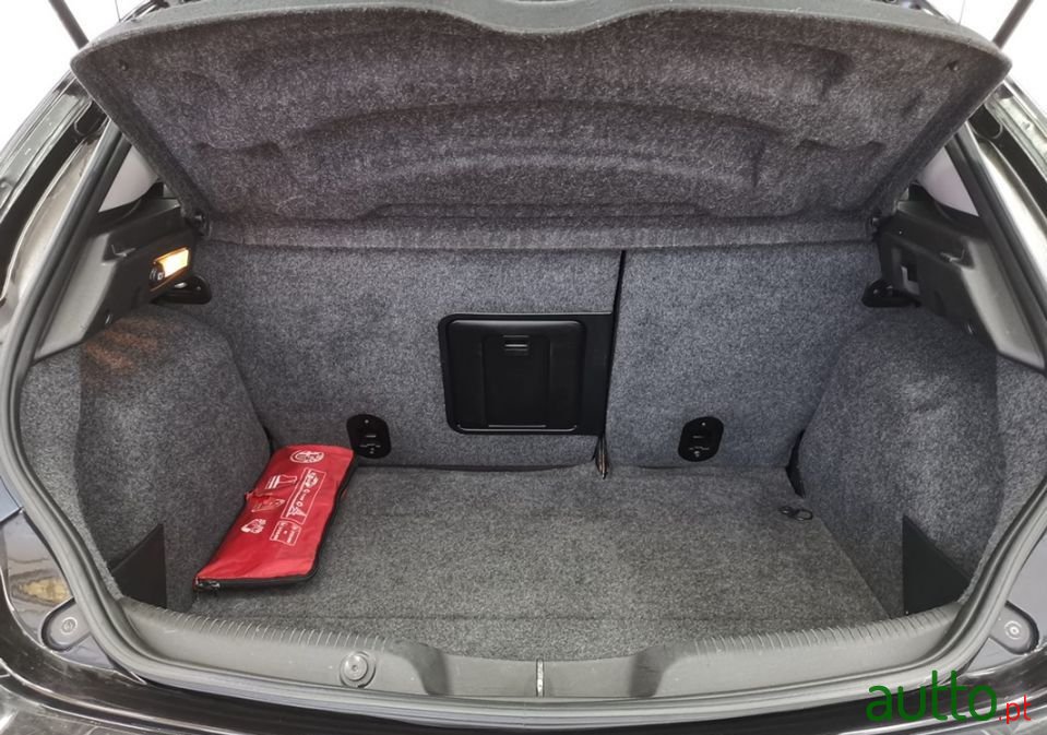 2012' Alfa Romeo Giulietta photo #4