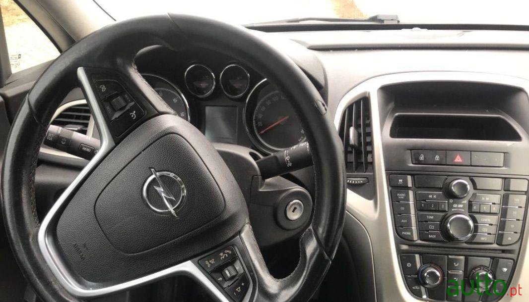 2010' Opel Astra photo #5