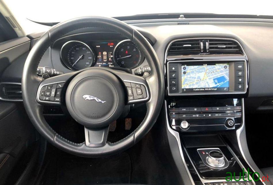 2016' Jaguar Xe photo #4