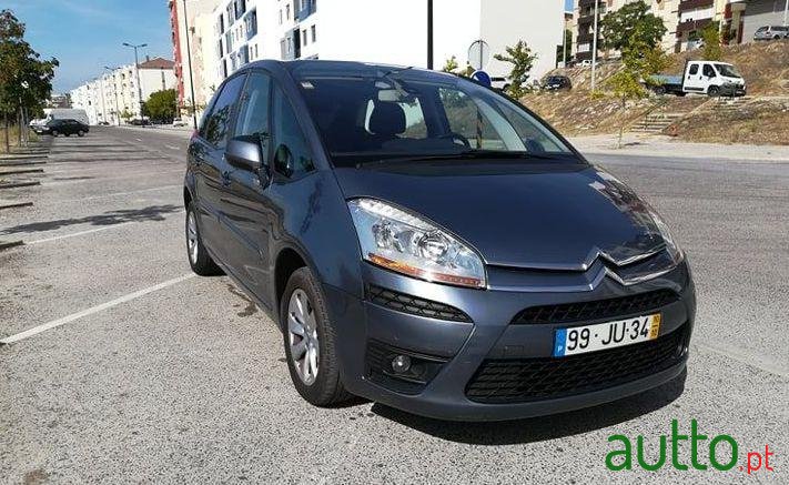 2010' Citroen C4 Picasso photo #2