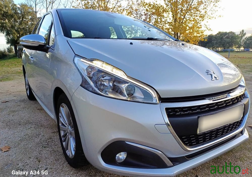 2018' Peugeot 208 1.6 Bluehdi Allure photo #3