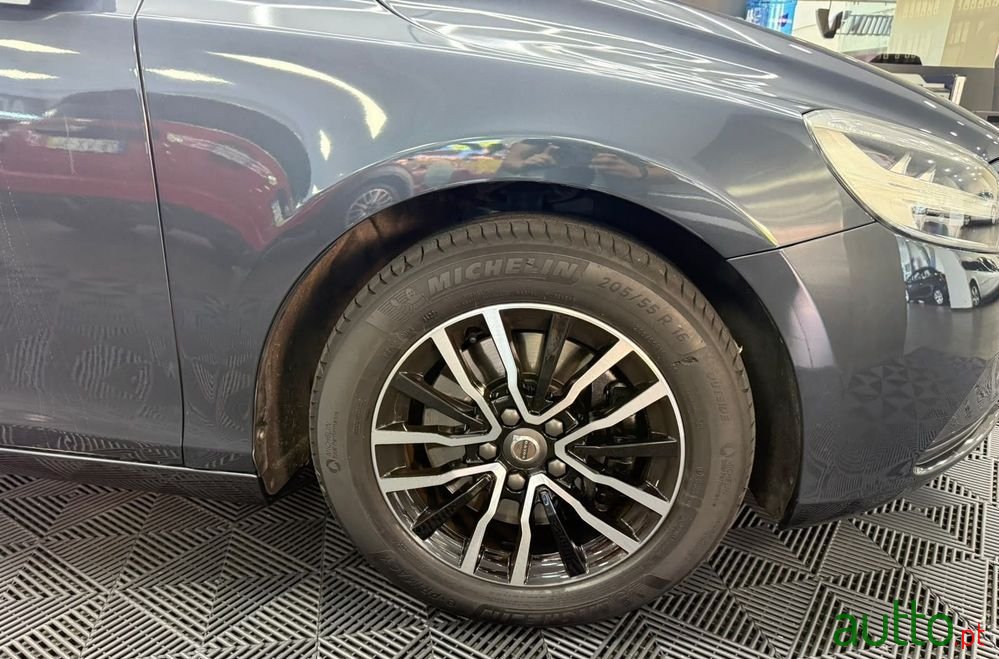 2019' Volvo V40 photo #6