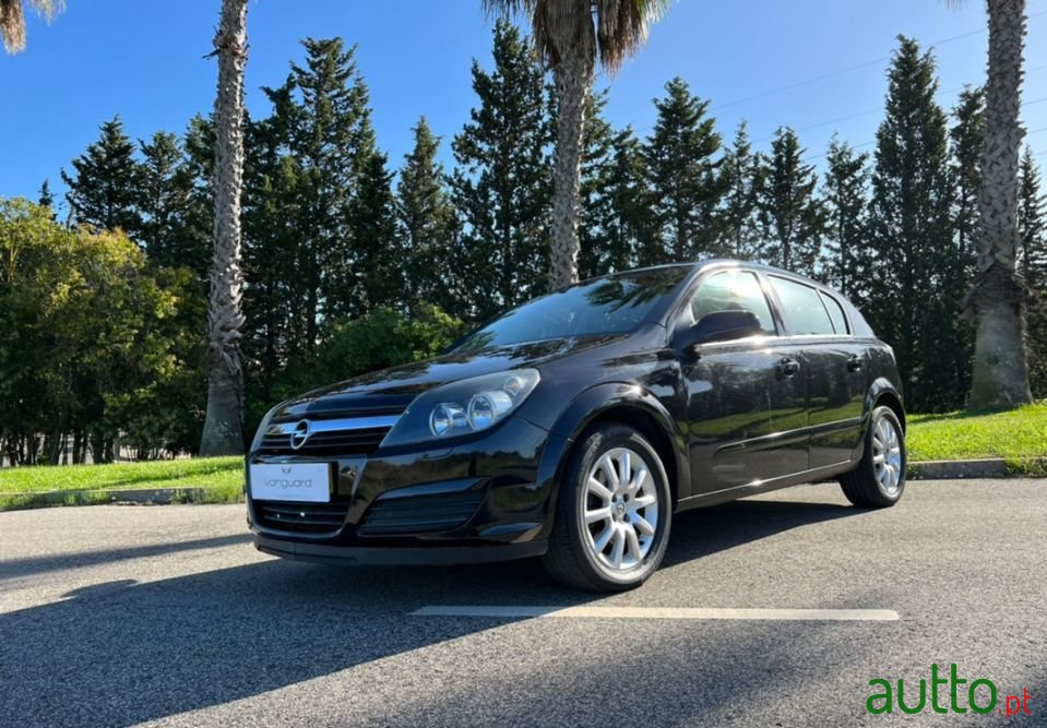 2005' Opel Astra photo #1