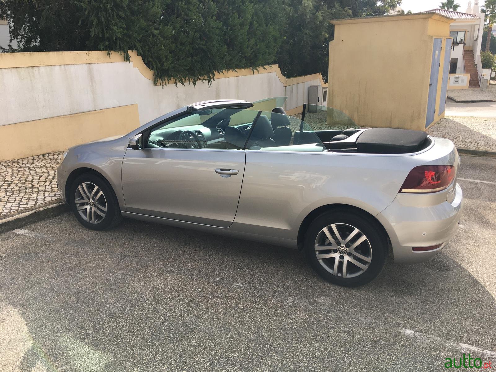 2012' Volkswagen Cabriolet photo #3