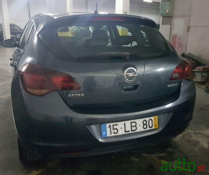 2010' Opel Astra Cosmo 1.3 Cdti photo #2