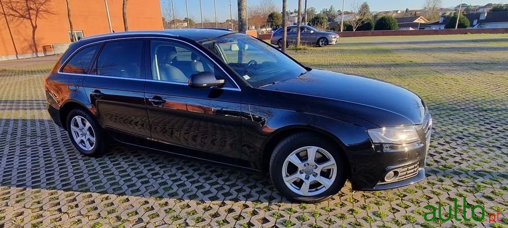 2011' Audi A4 Avant photo #2