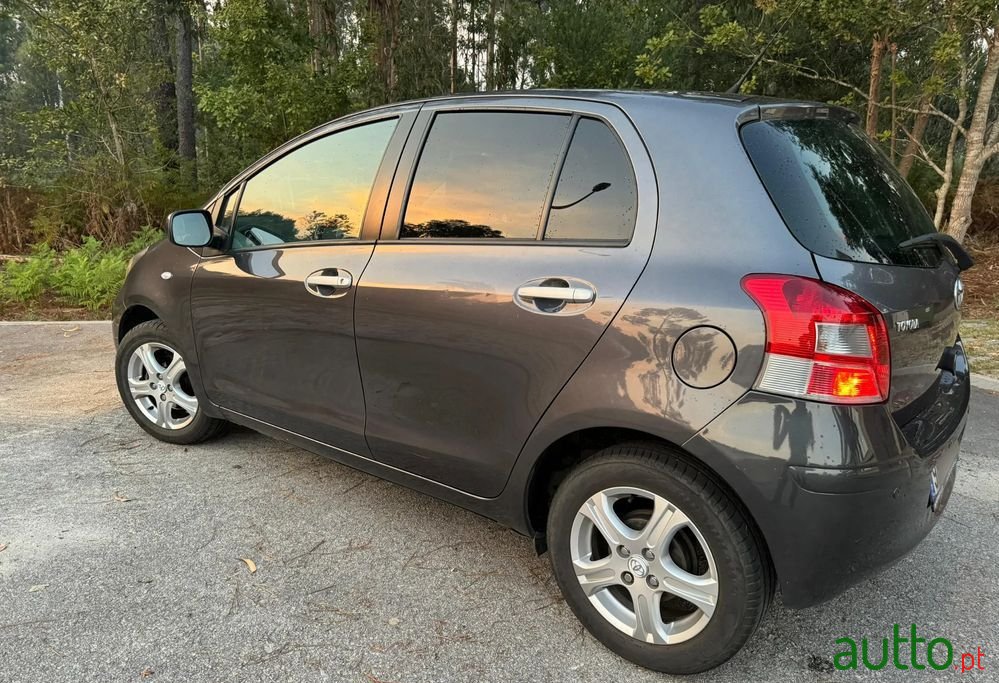 2010' Toyota Yaris photo #3