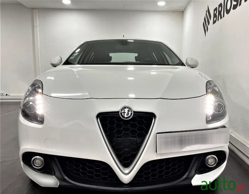 2016' Alfa Romeo Giulietta photo #2