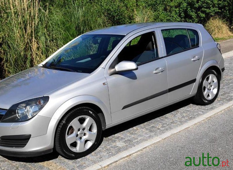 2005' Opel Astra photo #1