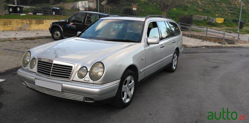 1999' Mercedes-Benz E-220 photo #1