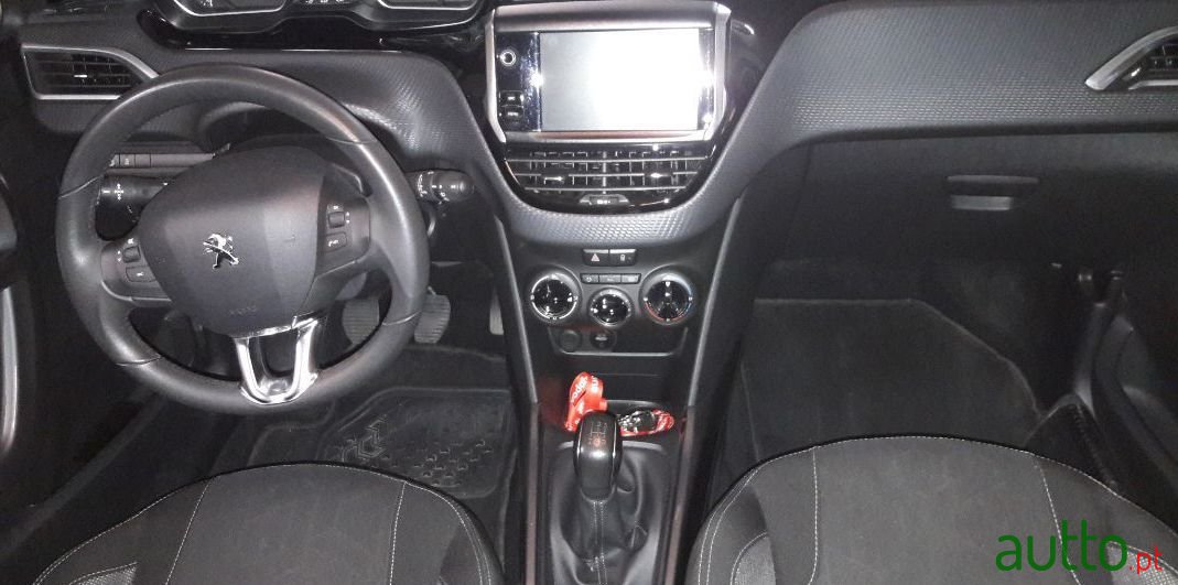 2017' Peugeot 2008 photo #1