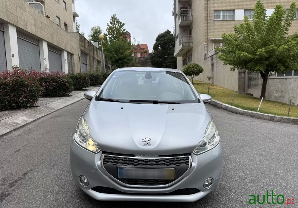 2014' Peugeot 208 1.4 Hdi Allure photo #1