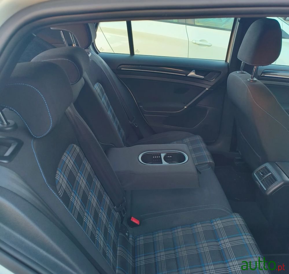 2015' Volkswagen Golf photo #3