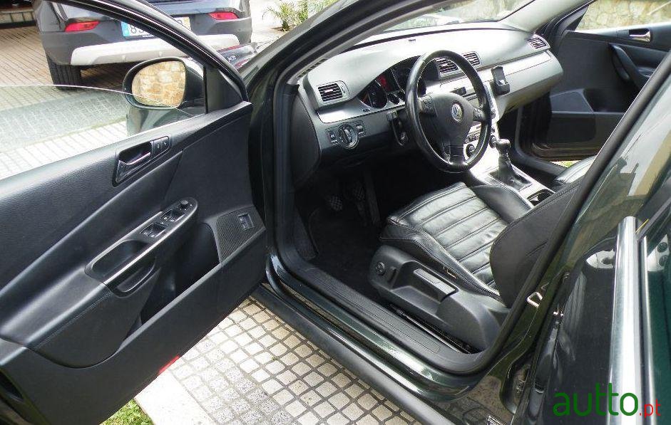 2007' Volkswagen Passat Variant photo #3