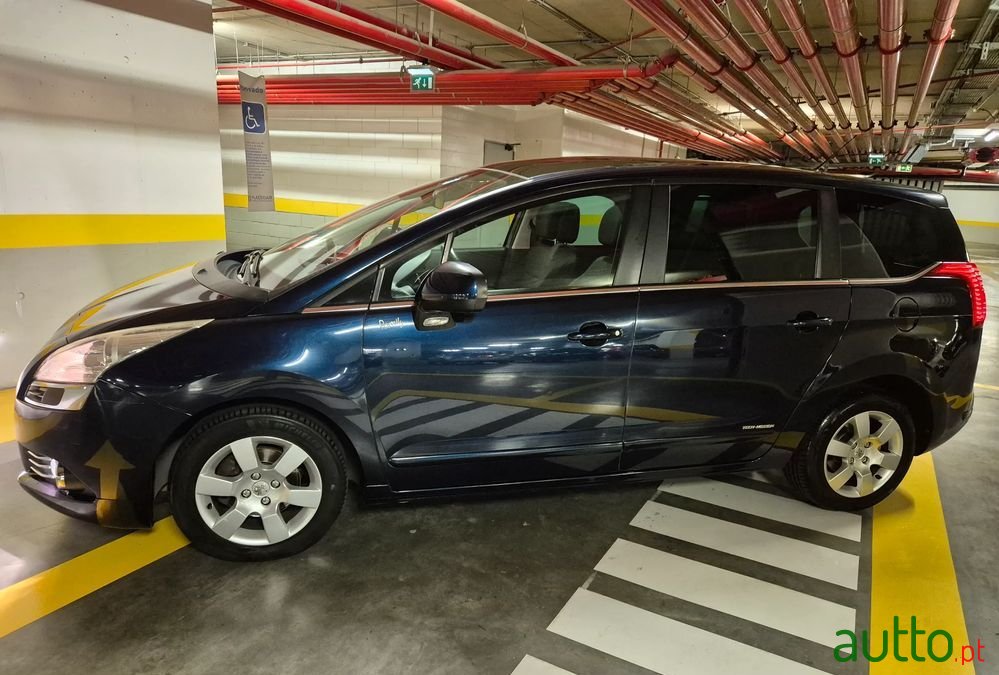 2011' Peugeot 5008 photo #2
