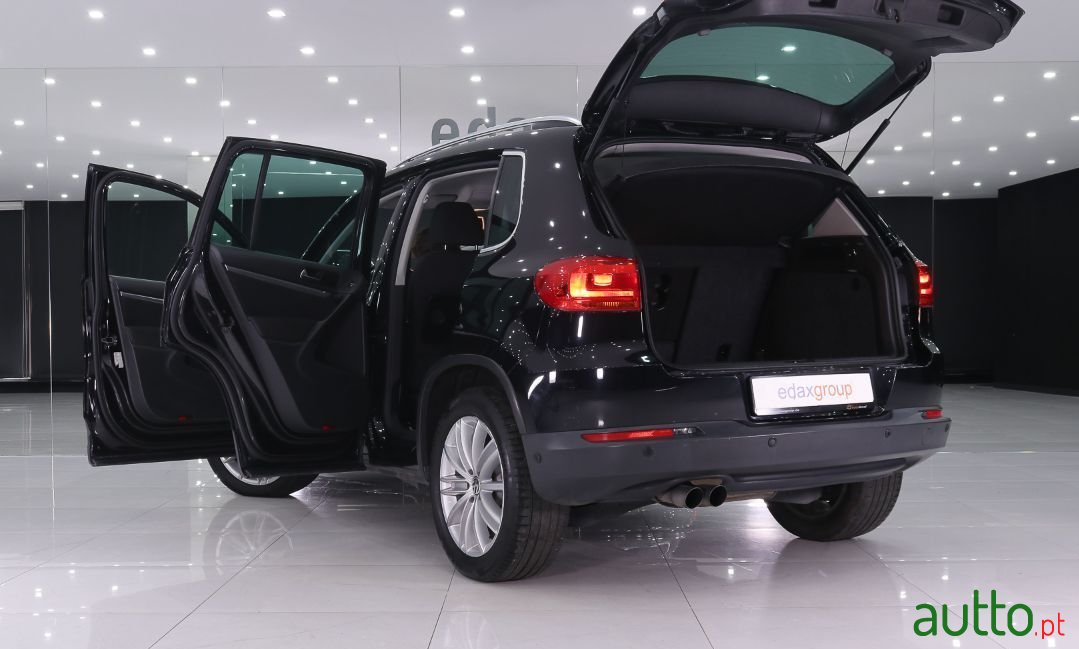 2012' Volkswagen Tiguan photo #5