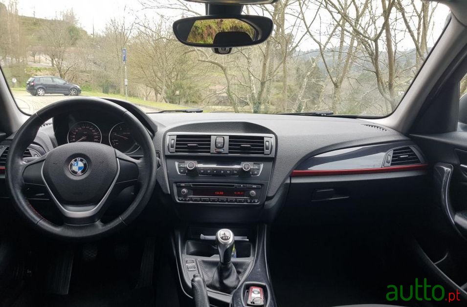 2011' BMW 118 D Line Sport photo #2