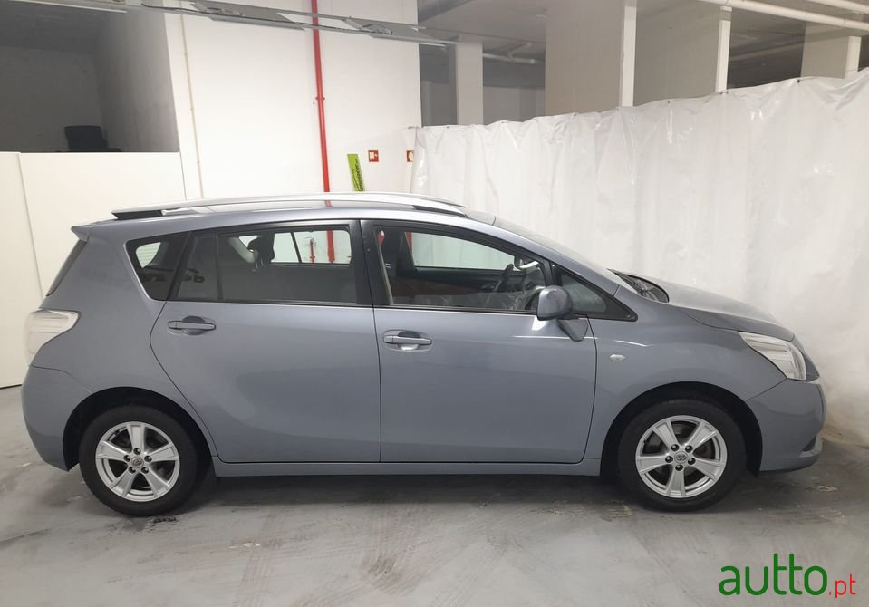 2010' Toyota Verso photo #2