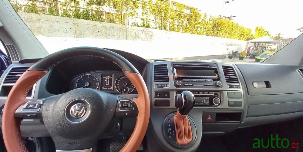 2015' Volkswagen Caravelle photo #4