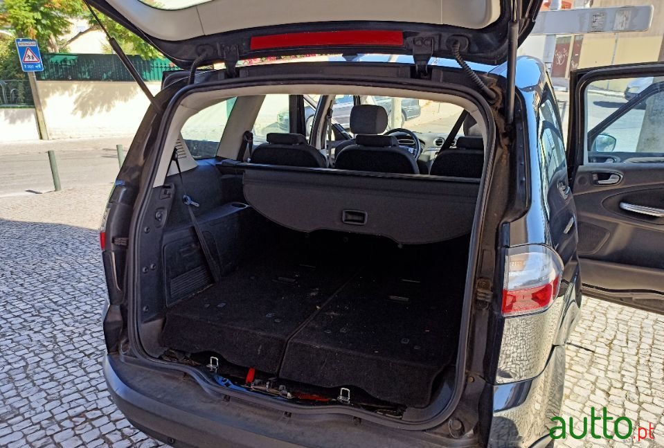 2009' Ford S-Max photo #4