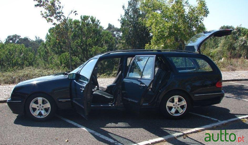 2001' Mercedes-Benz E-220 Avantgarde photo #2