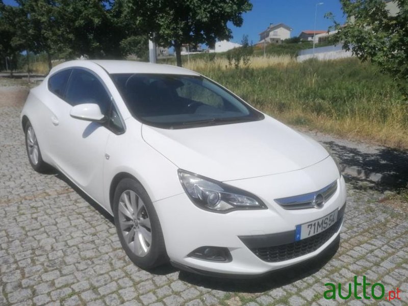 2011' Opel Astra Gtc photo #3