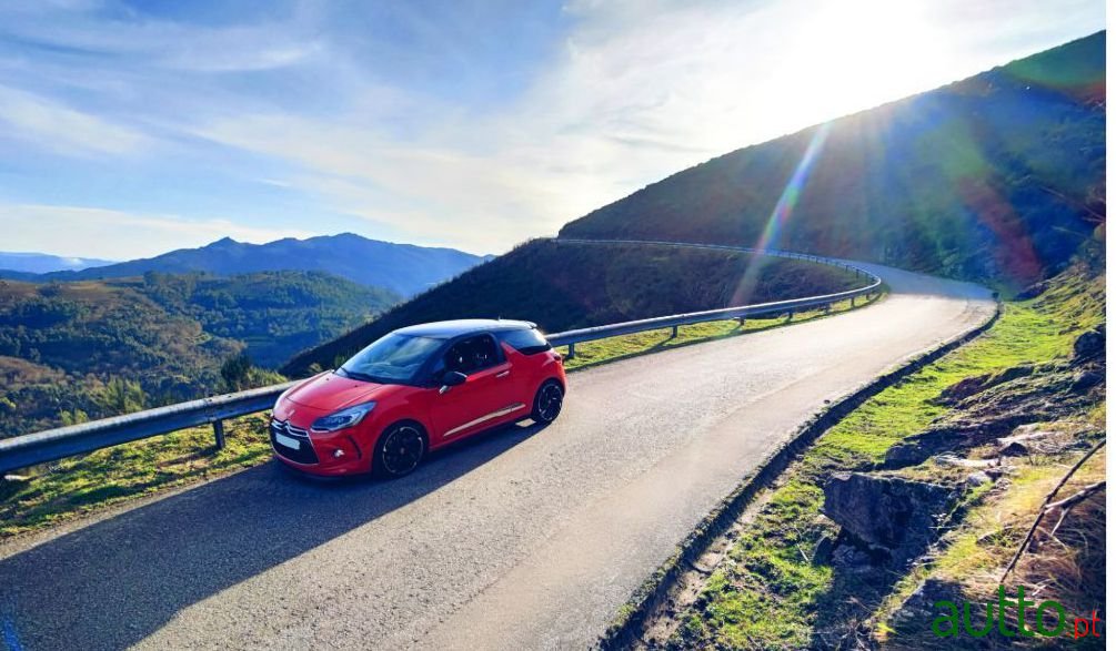 2011' Citroen DS3 photo #2