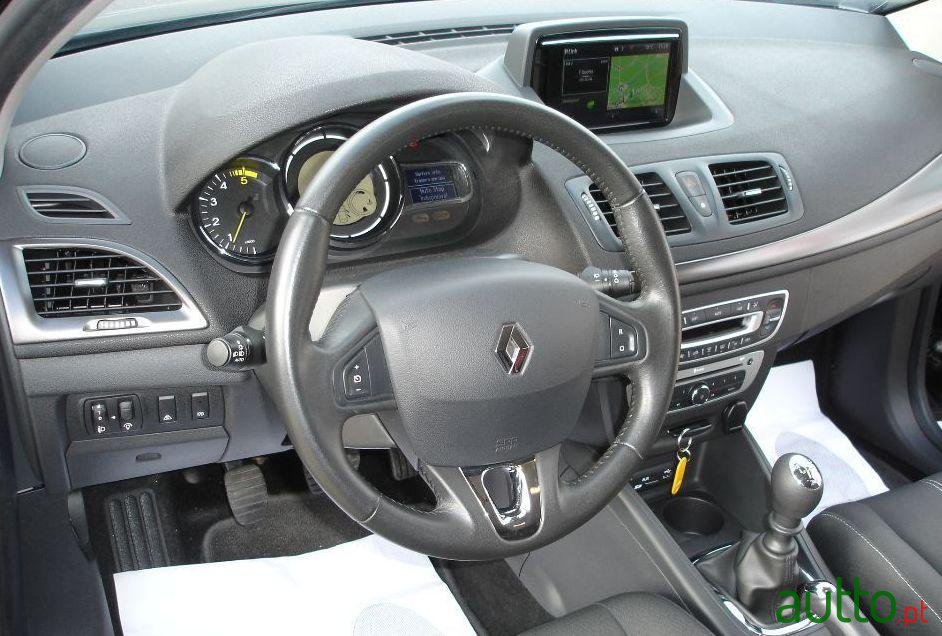 2014' Renault Megane Sport Tourer photo #3