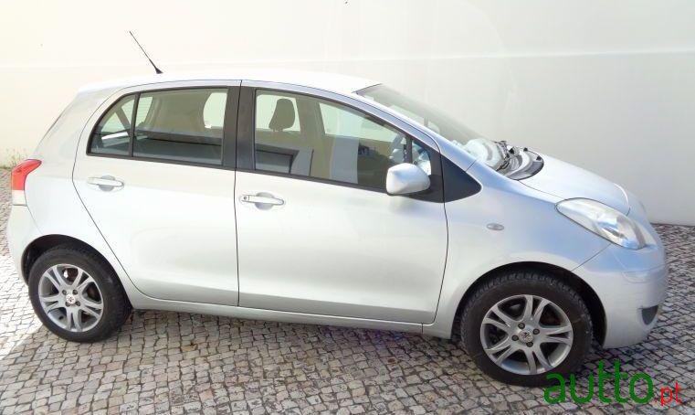 2009' Toyota Yaris photo #2
